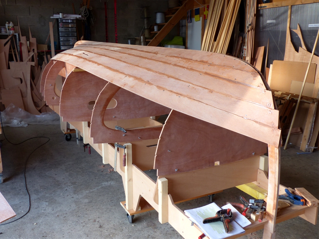 Ce dimanche, au lieu d'aller voter, je viens faire une petite journ&eacute;e &agrave; l'atelier, et je pose les virures N&deg;5, apr&egrave;s avoir coll&eacute; les joints-puzzle des virures 7, 8 et 9, ponc&eacute;es la veille. C'est la premi&egrave;re fois que je ne vais pas participer &agrave; un suffrage depuis que j'ai le droit de vote : je me sentais pr&ecirc;t &agrave; faire une b&eacute;tise et j'ai pr&eacute;f&eacute;r&eacute; m'abstenir ! Mais j'avais promis de ne pas parler politique... 