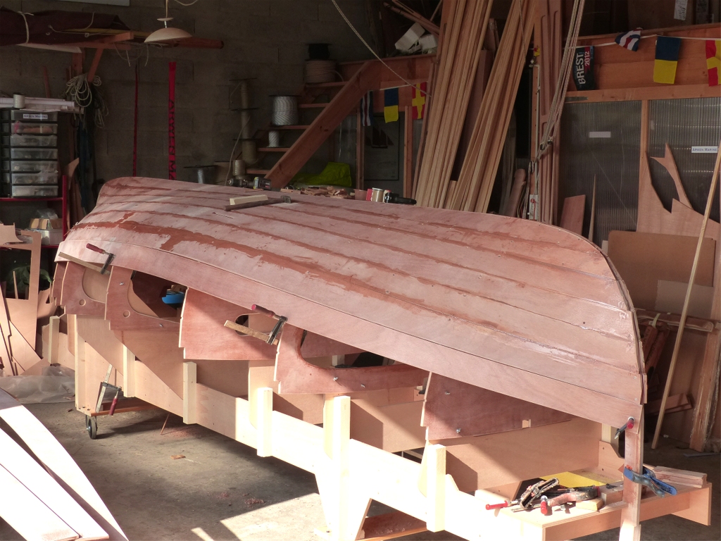 On continue : mise en place de la virure N&deg;7 b&acirc;bord. Rappelez-vous que la coque est &agrave; l'envers et que l'avant est au premier plan. 