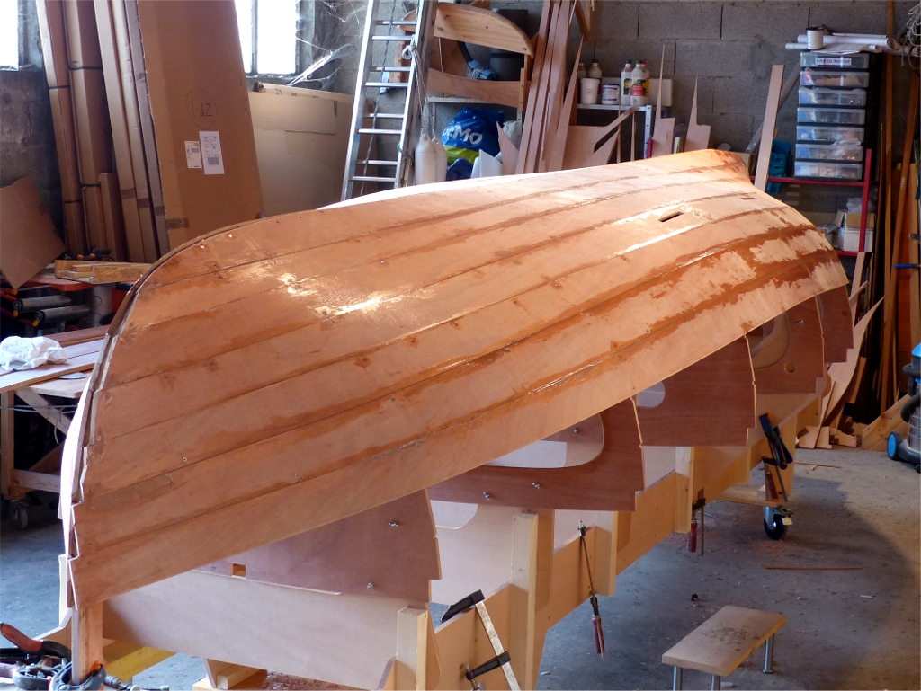 Insensiblement, le bouchain est pass&eacute; : plus doux que &ccedil;a, tu meurs ! Je suis tout content, car j'ai r&eacute;ussi &agrave; poser 4 virures ce lundi, ma meilleure journ&eacute;e ! 