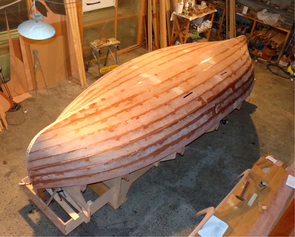 Vue de 3/4 arri&egrave;re sur b&acirc;bord. 