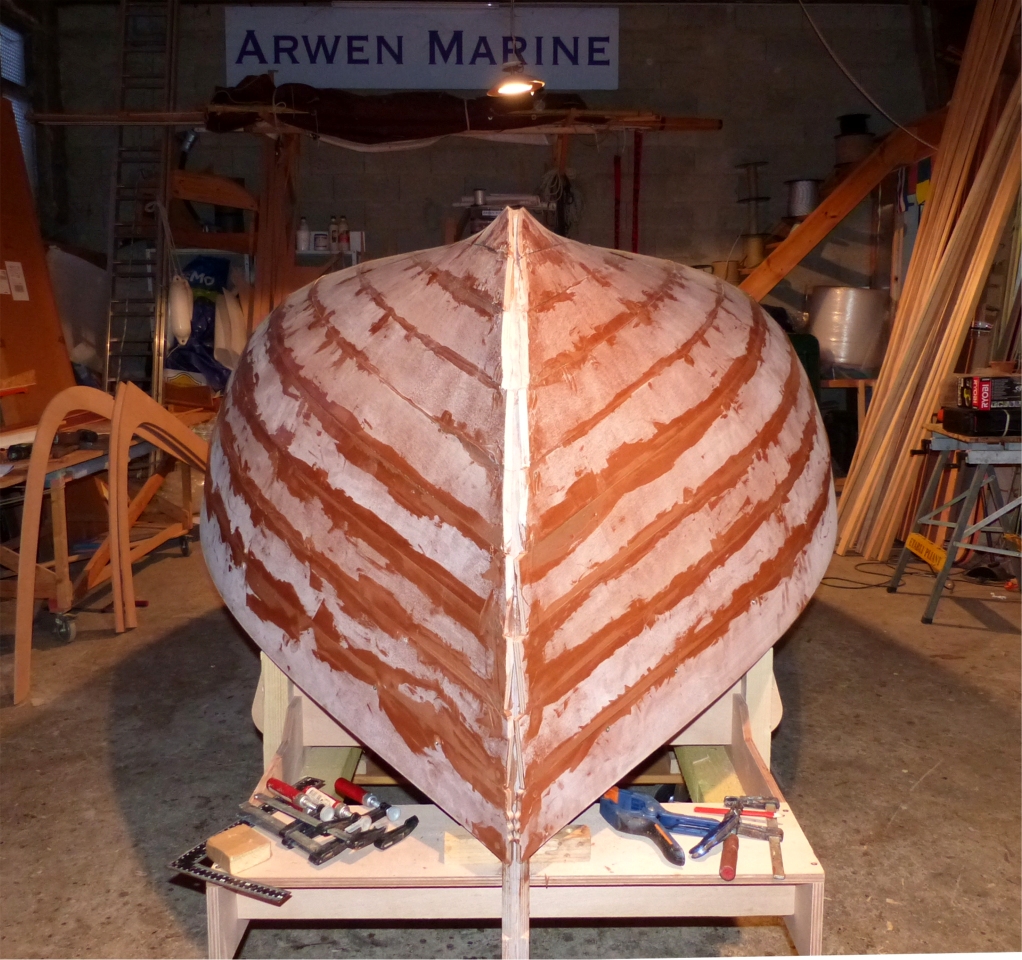 Je vais maintenant poncer pour &eacute;liminer les exc&eacute;dents d'&eacute;poxy charg&eacute;e de la surface et "amortir" les ar&ecirc;tes &agrave; la jonction des virures, mais il n'est pas question de poncer jusqu'&agrave; obtenir l'apparence d'une coque en forme, on verra toujours les "facettes" que font les 9 virures (et bient&ocirc;t 10 avec le pavois). 