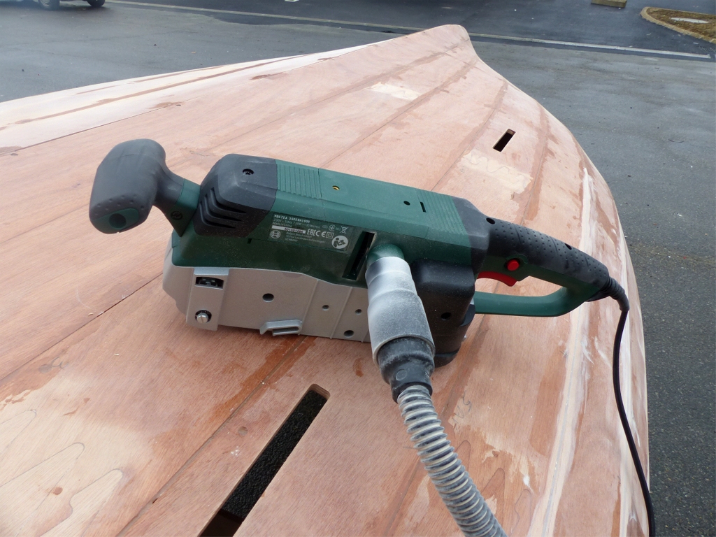 La sortie d'&eacute;jection des poussi&egrave;res de celle-ci de trouve sur le c&ocirc;t&eacute;. J'ai muni le tube de mon aspiratieur d'une rallonge de petit diam&egrave;tre qui augmente le rayon d'action et la mobilit&eacute; de la ponceuse branch&eacute;e et r&eacute;duit les d&eacute;branchements intempestifs. 