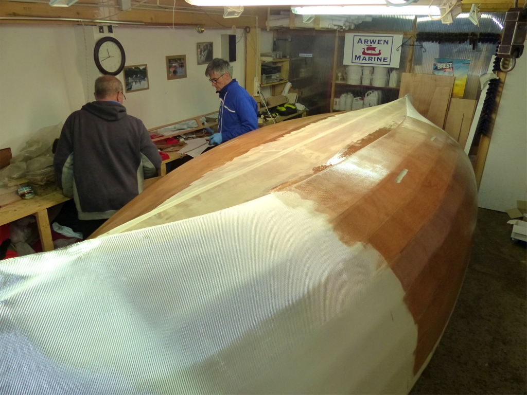 Il y a 4.5 kg de fibre de verre et autant de r&eacute;sine &eacute;poxy sur la coque, qui vient donc de prendre 9 kg. 