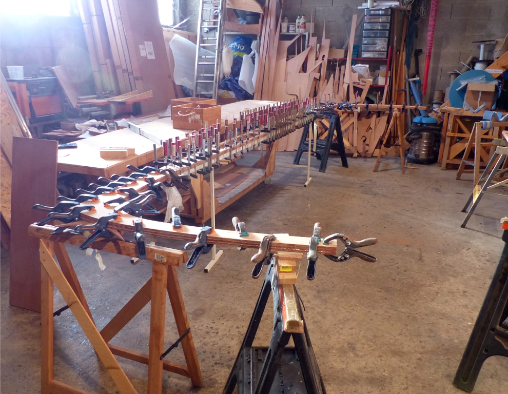 Jeudi, je colle 3 des 4 &eacute;paisseurs de la pi&egrave;ce qui regroupe en un seul morceau fausse-&eacute;trave, fausse quille et faux-&eacute;tambot. J'ai assembl&eacute; les divers &eacute;l&eacute;ments constituant les quatre pi&egrave;ces la veille : les deux couches ext&eacute;rieures sont en deux &eacute;l&eacute;ments et les deux couches int&eacute;rieures sont en 3 &eacute;l&eacute;ments. Afin d'obtenir une pi&egrave;ce rectiligne, j'ai nivel&eacute; avec grand soin les tr&eacute;teaux sur lesquels repose l'assemblage que j'ai ensuite encoll&eacute; et press&eacute; avec l'aide impromptue (mais tr&egrave;s bienvenue) de Guillaume, venu chercher des plans. 