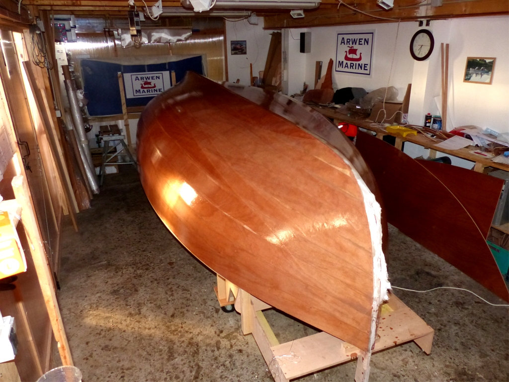 Voil&agrave; la coque en question, qui attend bien sagement sous la mezzanine. Je dois encore couper l'exc&eacute;dent de tissu de verre non satur&eacute; d'&eacute;poxy sur l'&eacute;trave et sur l'&eacute;tambot. 