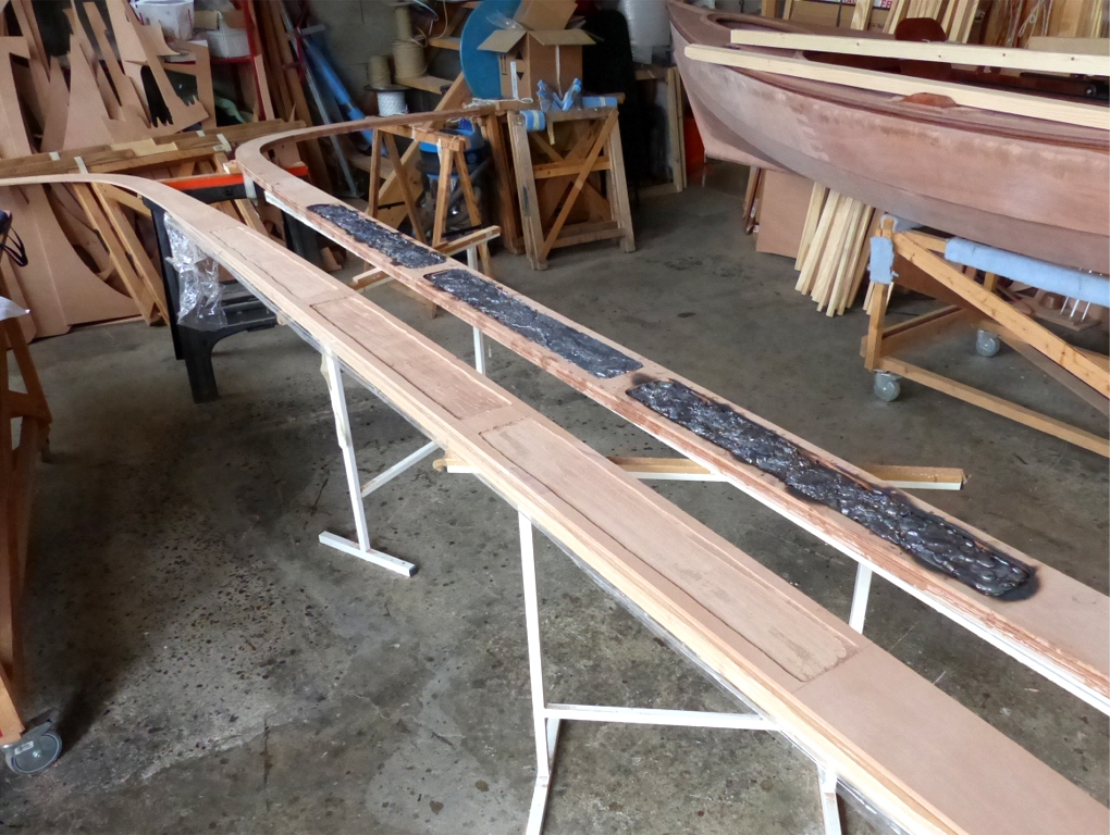 L'une des imperfections (doux euph&eacute;misme...) de cette coul&eacute;e est que la surface du plomb est par endroits plus haute que celle du contreplaqu&eacute; et je ne peux donc pas coller le "couvercle" tel quel. Apr&egrave;s avoir consid&eacute;r&eacute; (et essay&eacute; de) refondre, couper ou meuler le plomb qui d&eacute;passe, je d&eacute;cide plus simplement de creuser sur 2 mm la face int&eacute;rieure du couvercle au-dessus des trois cavit&eacute;s, comme on le voit ici. 