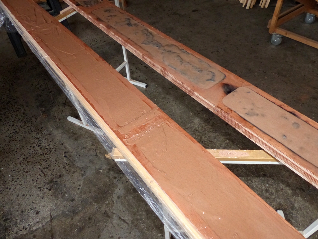 Gros plan sur les compartiments central et arri&egrave;re du lest. Par&eacute; &agrave; coller ! Comme je l'&eacute;cris ci-dessus, l'&eacute;poxy est beaucoup plus charg&eacute;e c&ocirc;t&eacute; couvercle, car lorsque je vais retourner celui-ci sur la partie principale, je pr&eacute;f&egrave;re limiter la quantit&eacute; d'&eacute;poxy susceptible de s'&eacute;couler par gravit&eacute; pour terminer dans mes chaussures. 