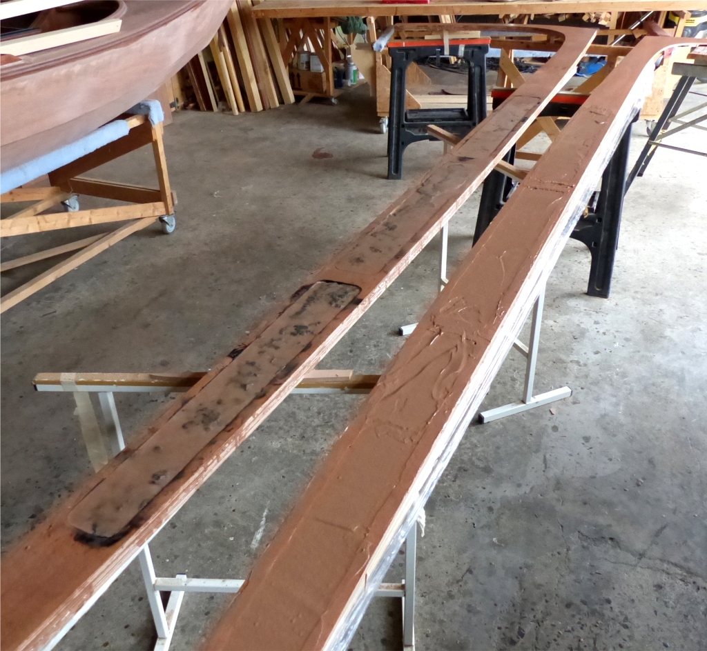 Au moment du collage du "couvercle", je remplis tout l'espace restant sur le plomb ainsi que les all&egrave;gements du couvercle d'&eacute;poxy charg&eacute;e (assez liquide c&ocirc;t&eacute; plomb et plus ferme c&ocirc;t&eacute; couvercle) afin d'&eacute;viter qu'il reste de l'air dans le lest (ce qui serait tout de m&ecirc;me ballot...) 