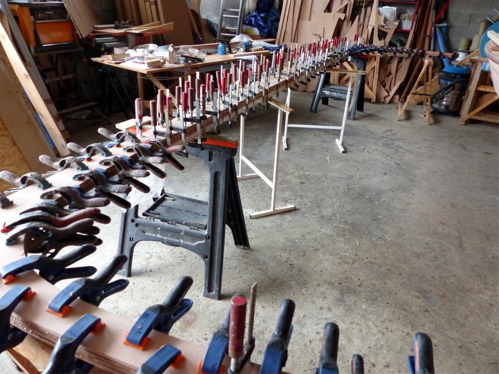 Et voil&agrave; ! Il y a l&agrave; toute ma collection de pinces et un tiers de ma collection de presses. La viscosit&eacute; de l'&eacute;poxy &eacute;tait bien pr&eacute;vue, et il y a eu tr&egrave;s peu de coulures, hormis la portion chass&eacute;e du joint, comme &agrave; chaque fois. 