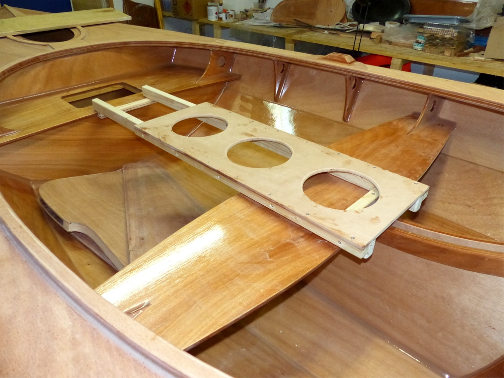 Une pi&egrave;ce de contreplaqu&eacute; marine de 9 mm assure l'orthogonalit&eacute; du support : elle est viss&eacute;e-coll&eacute;e sur l'armature et sur les longerons lat&eacute;raux &agrave; travers lesquels seront boulonn&eacute;s les rails en aluminium de la coulisse. J'ai ensuite pass&eacute; un bon petit moment (toujours tr&egrave;s th&eacute;rapeutique) &agrave; r&eacute;soudre le probl&egrave;me de la "plaque de pieds", qui doit travailler (pas comme les aiguilleurs du ciel, ah, encore quelques heures de th&eacute;rapie) dans les deux sens : en pouss&eacute;e au moment de l'appui, puis en traction au moment du replacement. J'en suis maintenant &agrave; la troisi&egrave;me version de la plaque de pieds et ce n'est toujours pas bon : bonne th&eacute;rapie... J'ai bien s&ucirc;r obsessivement pes&eacute; l'ensemble et notamment les ronds d&eacute;coup&eacute;s dans le contreplaqu&eacute; pour all&eacute;ger la pi&egrave;ce. J'ai consid&eacute;r&eacute; enlever les vis des longerons lat&eacute;raux apr&egrave;s leur collage, mais je les avais pes&eacute;es avant de les visser : 21 grammes (Sean Penn !) pour 14 vis inox. Pas th&eacute;rapeutique, je les laisse dans leurs trous ! 