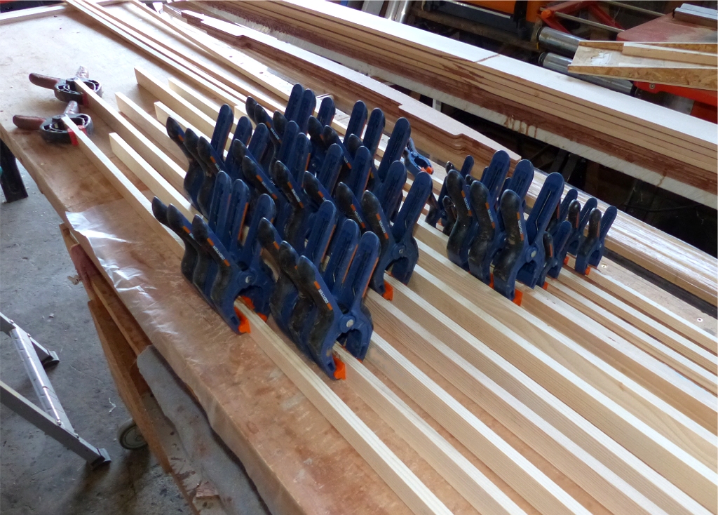 C'est qu'il manque encore deux ou trois petites choses pour que ce Skerry Raid soit totalement pr&ecirc;t pour son lancement le 24 avril : un m&acirc;t, une b&ocirc;me, une vergue et une barre... Voici le collage des scarfs (ou entures simples) des lattes que je vais assembler pour construire la b&ocirc;me et la vergue, et on aper&ccedil;oit &agrave; l'arri&egrave;re-plan celles, plus larges et d&eacute;j&agrave; coll&eacute;es bout &agrave; bout, dont je vais me servir pour le m&acirc;t. 