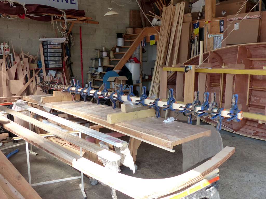 Collage des 4 faces du m&acirc;t. On aper&ccedil;oit au premier plan l'ensemble fausse &eacute;trave-fausse quille-faux &eacute;tambot de la barquette, pr&ecirc;t &agrave; boulonner-coller en place. 