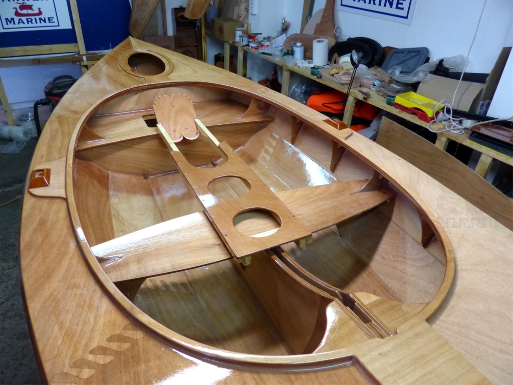 J'ai renonc&eacute; &agrave; utiliser ce magnifique support de coulisse sur le Skerry Raid, car les essais ont montr&eacute; que sa hauteur, celle des rails et surtout celle de la coulisse elle-m&ecirc;me, mettaient la position de nage trop en hauteur par rapport aux dames de nage. Je ne ramerai donc pas avec mes pieds pour le Challenge Naviguer L&eacute;ger (comme un pied, peut-&ecirc;tre !) 