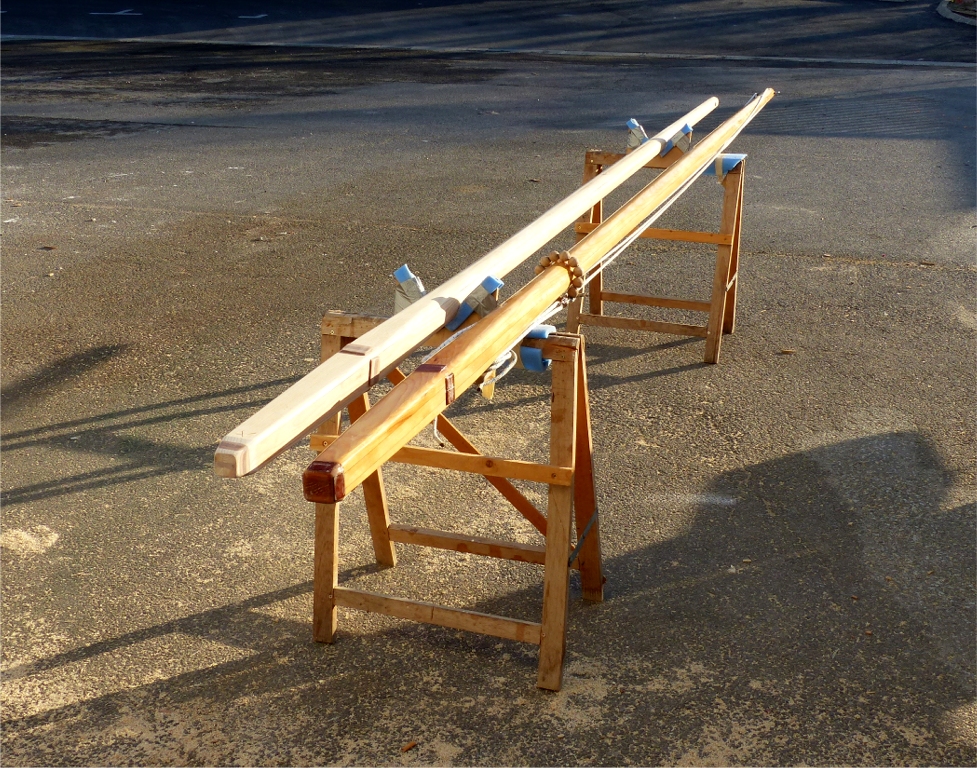 Voici le m&acirc;t du Skerry Raid &agrave; gauche et celui du Silmaril c&ocirc;te &agrave; c&ocirc;te. Celui du Silmaril mesure 5 m (de hauteur?), soit 60 cm de plus que celui du Skerry Raid. On voit aussi que ce dernier n'est pas encore verni. 