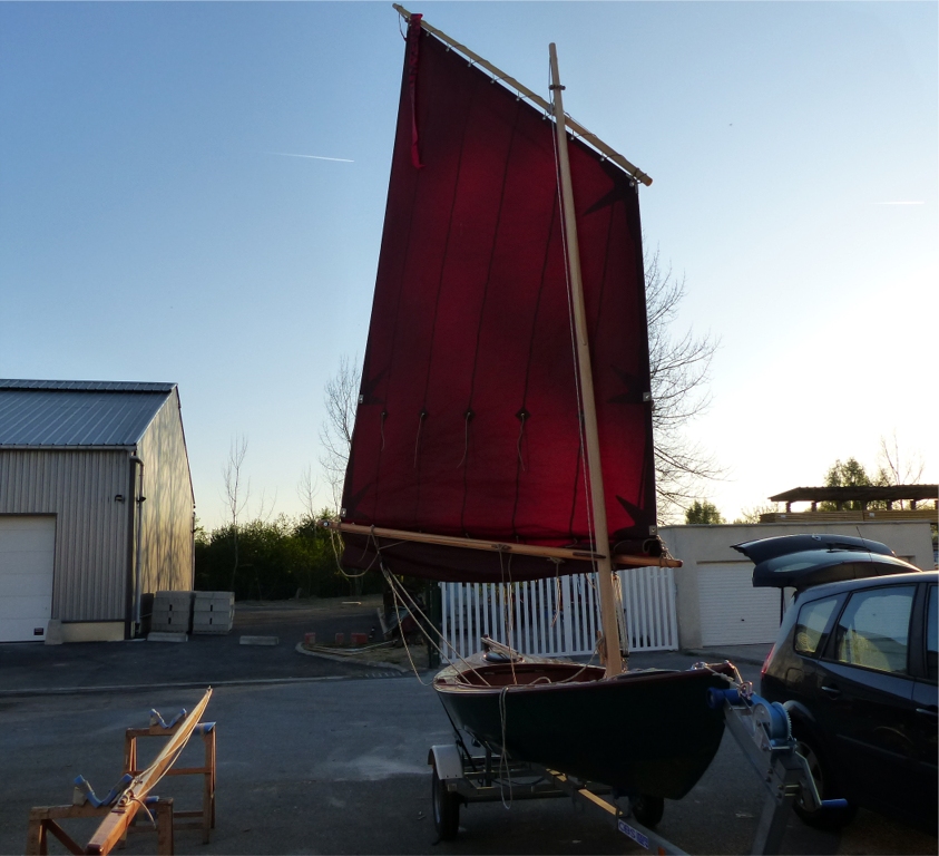 Essayage de la misaine du Silmaril, car je n'ai pas eu le temps de fabriquer la b&ocirc;me et la vergue pour la voile command&eacute;e chez Rochard pour le Skerry Raid : je ferai donc ces premiers essais avec cette voile d'emprunt. Je suis oblig&eacute; de prendre un ris car la diff&eacute;rence de hauteur (longueur?) des m&acirc;ts &eacute;quivaut &agrave; celle de la premi&egrave;re bande de ris. 