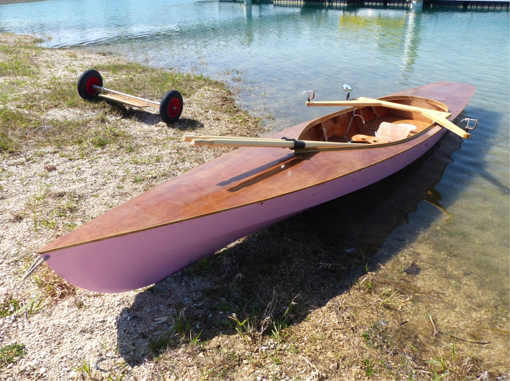 Voici la s&eacute;rie des photos Arwen Marine : j'avais &agrave; bord deux appareils : mon fid&egrave;le Lumix avec son zoom puissant et lumineux et un petit APN &eacute;tanche Olympus que j'ai utilis&eacute; pour faire des vid&eacute;os et les photos sous la pluie. Une partie des photos du Lumix a &eacute;t&eacute; faite par mon &eacute;pouse, que je remercie ici pour ces belles images et pour avoir assur&eacute;, une fois encore, de main de ma&icirc;tre, l'essentiel de la logistique de ce m&eacute;morable &eacute;v&egrave;nement. Ici c'est "L'ExploRAMEur" de Didier, en configuration "aviron" avec son chariot de transport. Didier a construit L'ExploRAMEur sur la base d'un kit d'Expedition Wherry. 