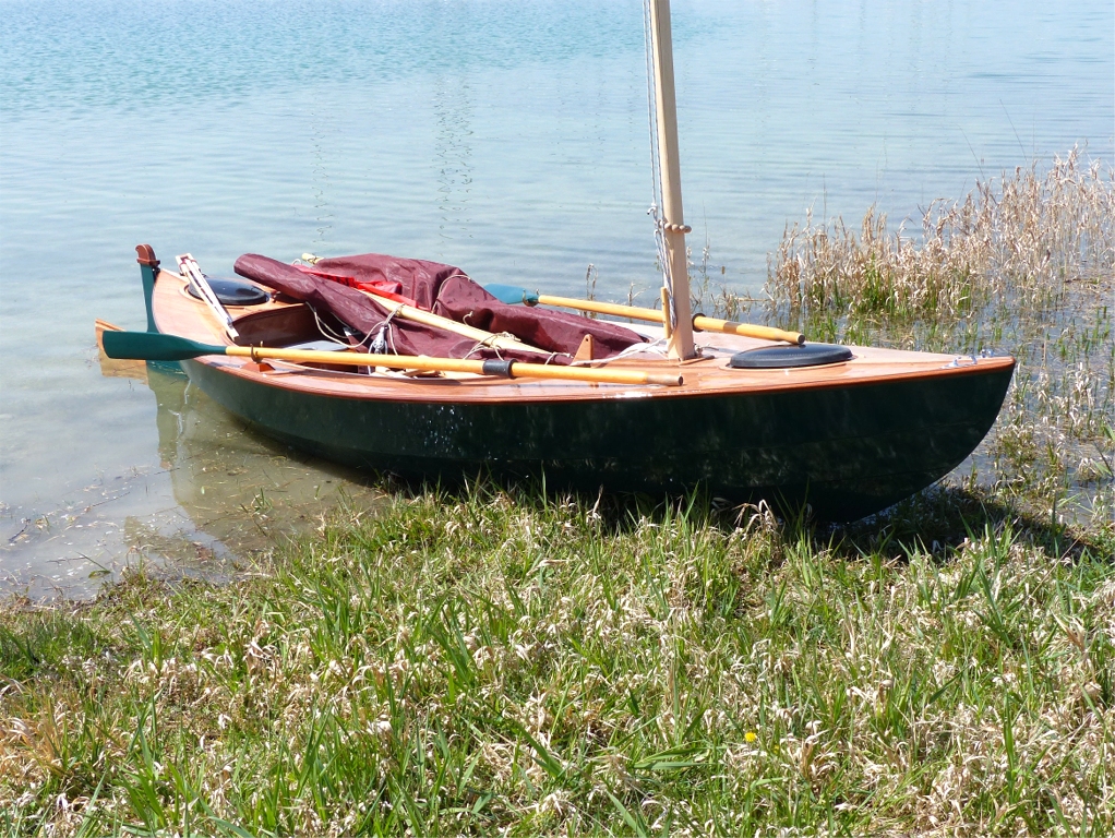 Et voici le Skerry Raid juste apr&egrave;s son tout premier essai sous voile. Faute de temps pour fabriquer les espars, j'ai "piqu&eacute;" la misaine du Silmaril, que j'envoie avec le premier ris, car elle est bien s&ucirc;r trop haute pour le m&acirc;t. En effet, cette voile a une surface de 9 M2 alors que celle qui est pr&eacute;vue pour le Skerry Raid fait 7.60 m2. 