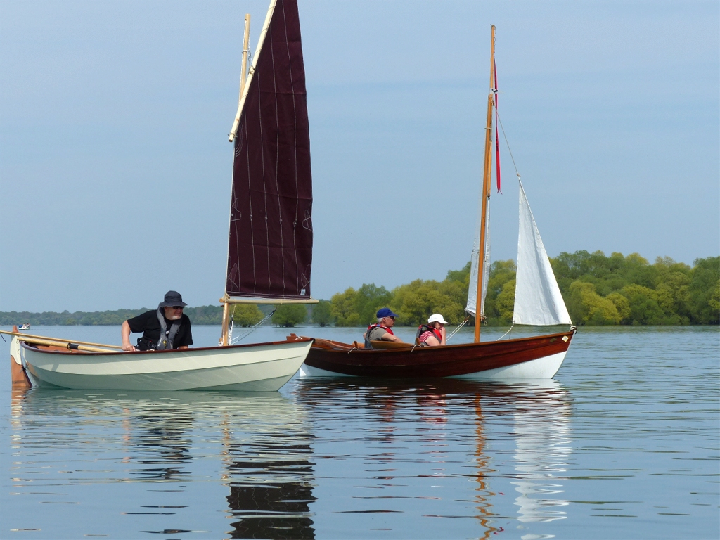 L'Odet et le Doryplume "Cap 93". Pour ceux qui ont des lettres marines (et comme moi un certain &acirc;ge), "Cap 33" &eacute;tait le nom de l'un des bateaux engag&eacute;s dans la premi&egrave;re course autour du monde Whitbread (son nom officiel &eacute;tait 33 Export, je crois, du nom d'une autre bi&egrave;re). Ce bateau est entr&eacute; dans la l&eacute;gende car il a fait une belle course malgr&eacute; son petit budget et la perte de son co-skipper, Dominique Guillet, emport&eacute; par-dessus bord pendant le mauvais temps des mers du sud. Il a &eacute;t&eacute; rendu (mod&eacute;r&eacute;ment) c&eacute;l&egrave;bre pour le film tourn&eacute; par Georges Pernoud &agrave; son bord pendant la course. Ce film sera le tremplin de Georges Pernoud pour la cr&eacute;ation de l'&eacute;mission Thalassa qui est maintenant bien loin de son d&eacute;but bitte et couteau cam&eacute;ra &agrave; l'&eacute;paule... 