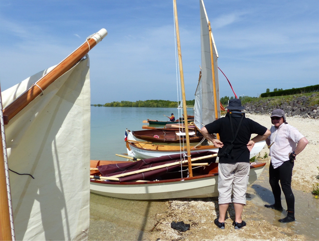 Concours de mains sur les hanches : Didier (&agrave; droite) gagne (on voit qu'il est content) et Jean-Fran&ccedil;ois perd. 