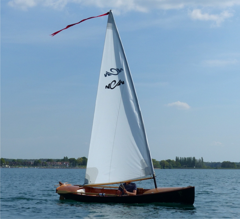 La toute nouvelle voile d'Atipik sur son tr&egrave;s beau m&acirc;t carbone. Pierre a encore un peu de mise au point &agrave; faire sur le syst&egrave;me de r&eacute;duction par enroulement sur le m&acirc;t, mais le r&eacute;sultat est tr&egrave;s encourageant : Atipik va vite et parait facile &agrave; controler malgr&eacute; sa faible largeur. 