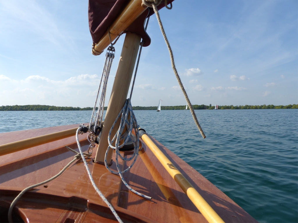 Vue du m&acirc;t et du pontage avant sur le Skerry Raid. 