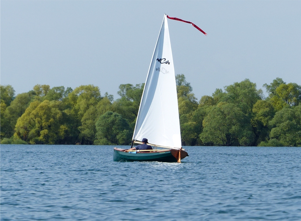 Autre vue d'Atipik. Sa nouvelle voile est une voile "générique" coupée par Nénuphar pour le Laser Pico, d'une surface de 5.10 m2. 