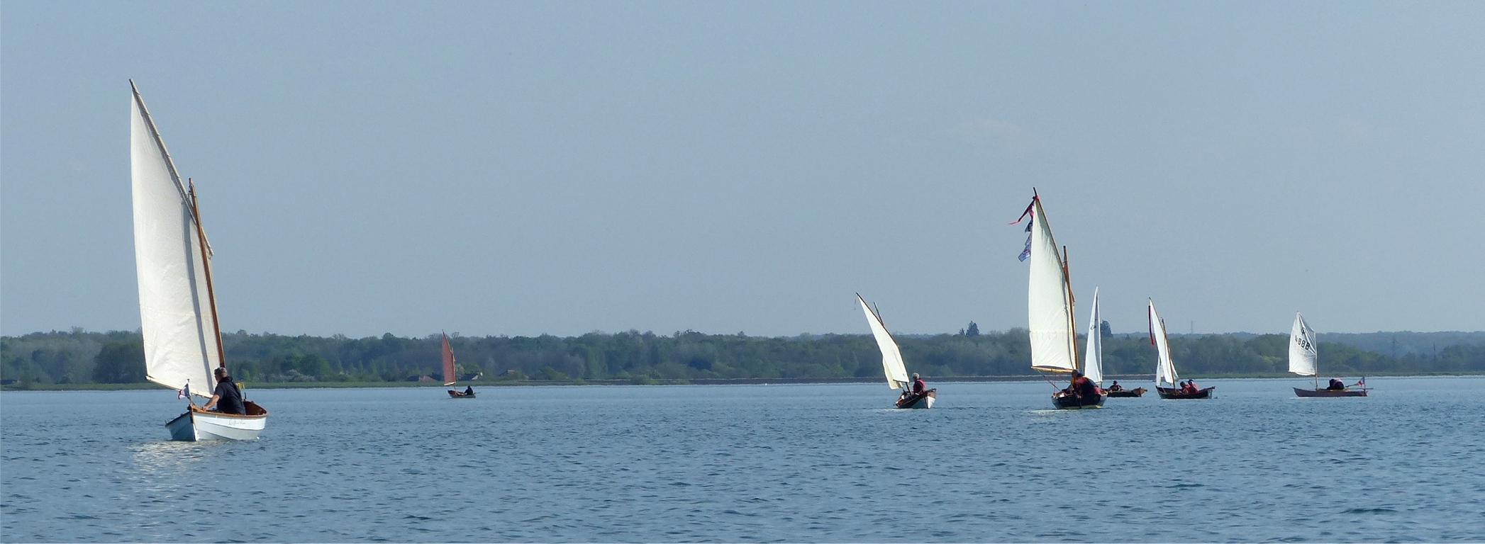 La Marie Pupuce, L'Odet au loin, Love Dory, An Treizh, Atipik, Cap 93 et L'ExploRAMEur avec son gr&eacute;ement d'Optimist. 