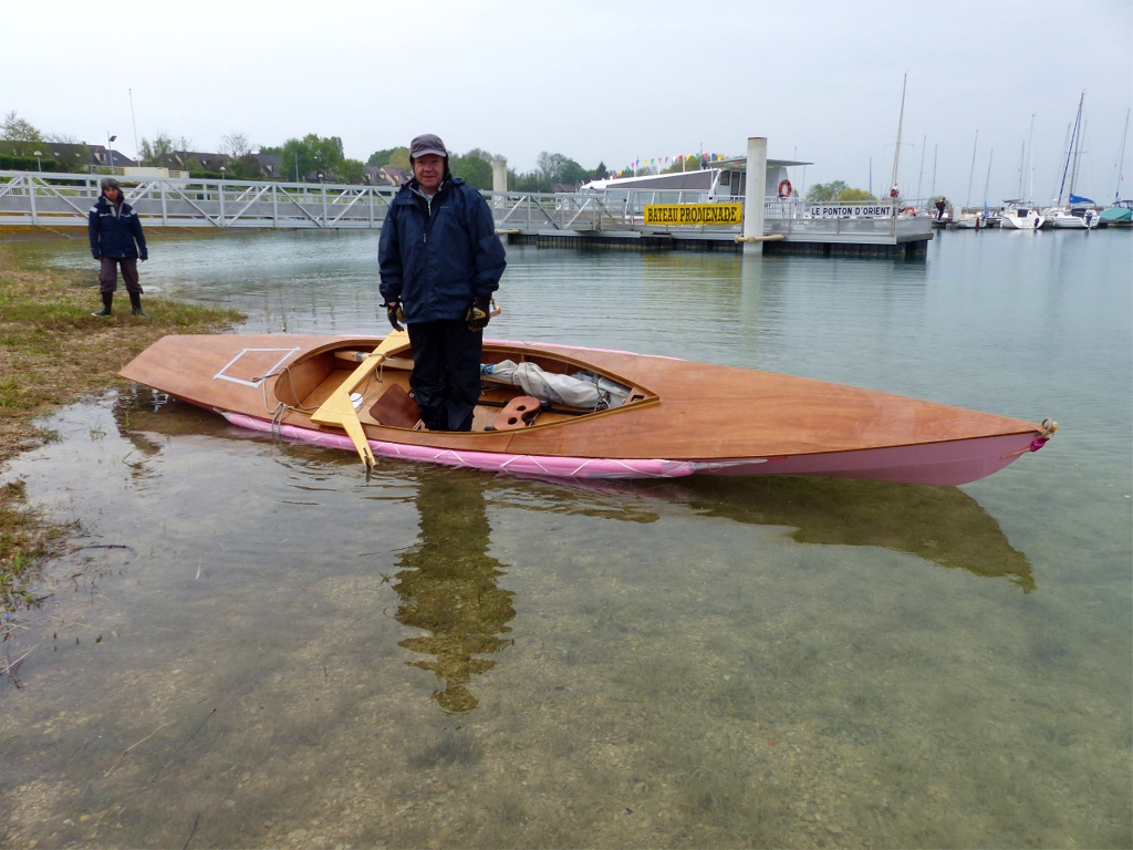 Samedi matin, la m&eacute;t&eacute;o est nettement plus maussade et sous le crachin que Didier nous montre l'utilit&eacute; des "nouilles" accroch&eacute;es sur l'ext&eacute;rieur de la coque de L'ExploRAMEur. 