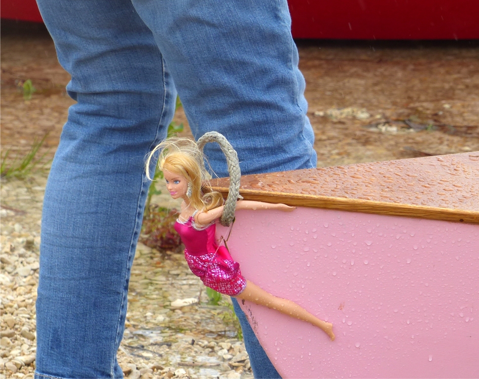 Sa figure de proue est un peu &eacute;chevel&eacute;e apr&egrave;s les bords rapides de la matin&eacute;e. 