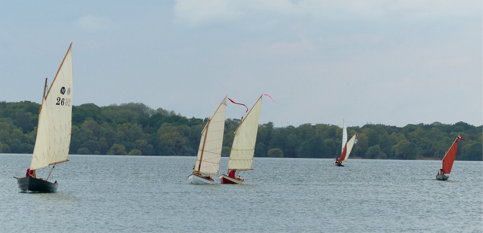 Le Minahouet "Pinocchio" de Patrick, La Marie Pupuce, Ilyva, An treizh et ENFIN! La Marie Pupuce et Ilyva ont la m&ecirc;me coque et la m&ecirc;me voile, et c'&eacute;tait int&eacute;ressant de comparer leur vitesse. G&eacute;rard nous a dit avoir not&eacute; une diff&eacute;rence quantifiable entre le "bon" (la voile est sous le vent du m&acirc;t) et le "mauvais" (la voile est appuy&eacute;e sur le m&acirc;t, ce qui alt&egrave;re sla forme) bord, alors que nos essais pr&eacute;c&eacute;dents, avec de plus petites voiles n'est avaient pas montr&eacute; de fa&ccedil;on mesurable. 