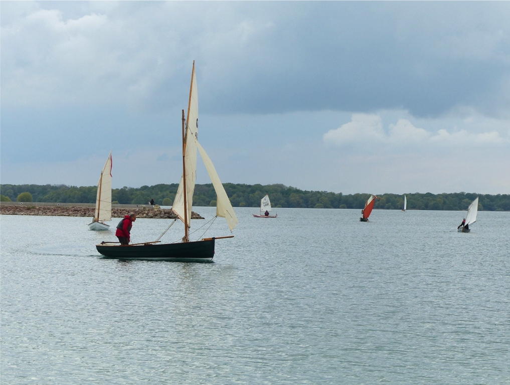 Pinocchio devant La Marie Pupuce, L'ExploRAMEur, le Cavelier "Urpekoa" masquant An Treizh, et Dragonfly.