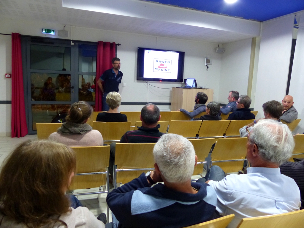 Et le programme culturel : nous asistons &agrave; plusieurs pr&eacute;sentations : Emmanuel nous parle de la FVA, Lionel de la restoration de L'AberOuette, Ronan du calendrier des rassemblements voile-aviron, etc. 