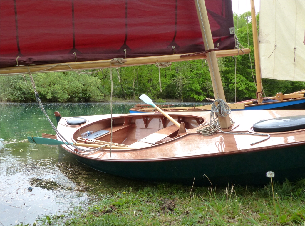 Et voici le Skerry Raid lors de son tout premier essai sous voile. Faute de temps pour fabriquer les espars, j'ai "piqué" la misaine du Silmaril, que j'envoie avec le premier ris, car elle est bien sûr trop haute pour le mât. En effet, cette voile a une surface de 9 m2 alors que celle qui est prévue pour le Skerry Raid fait 7.60 m2. 