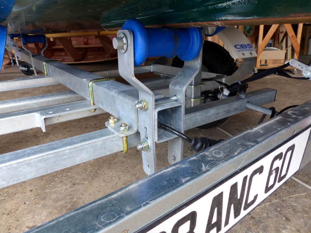 Le porte-essieu est constitu&eacute; d'un cadre qui se fixe par deux &eacute;triers sur le timon, qui repose sur le cadre. On aper&ccedil;oit ici le bout du cable avec le connecteur d'alimention des feux. 