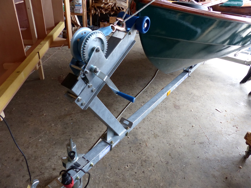 Un treuil manuel &agrave; sangle, pourvu d'un cliquet d&eacute;brayable et inversable pour la mont&eacute;e et la descente est mont&eacute; sur la potence avant. Celle-ci est fix&eacute;e sur le timon par deux &eacute;triers et sa position longitudinale se r&egrave;gle donc en continu sur le timon.