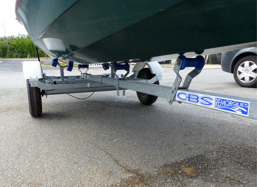On voit ici que j'ai mis le galet avant en position haute (les boulons sont dans les positions basses de sa monture) et je l'ai inclin&eacute; pour r&eacute;duire un peu sa hauteur. 