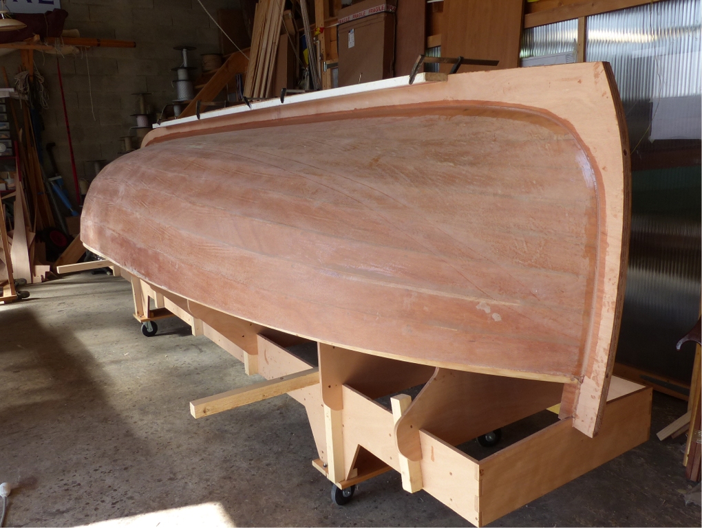 Les joints sont faits, rien ne va plus ! Oups, la roulette, c'est au casino, ici au contraire tout va bien, nous sommes en train de passer une phase majeure de la construction de la barquette... 