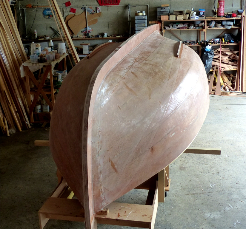 J'enchaine en collant les "ventri&egrave;res", ces petites fausse-quilles de bouchain. 