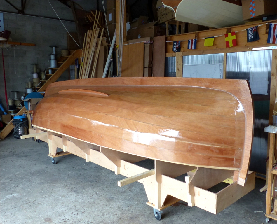 Quatri&egrave;me couche d'&eacute;poxy pour le bordage, seconde pour les fausses-quilles. 