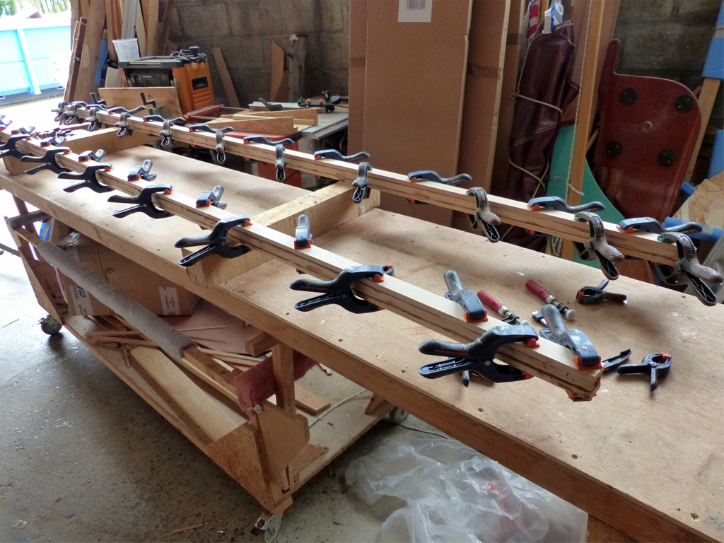 Je fais le second collage des espars (b&ocirc;me et vergue) du Skerry Raid. Je les dimensionn&eacute;s au minimum (38 mm par 42 mm, et l'&eacute;paisseur des faces est de 13 mm pour le dessus-dessous et 9 mm pour les cot&eacute;s. 