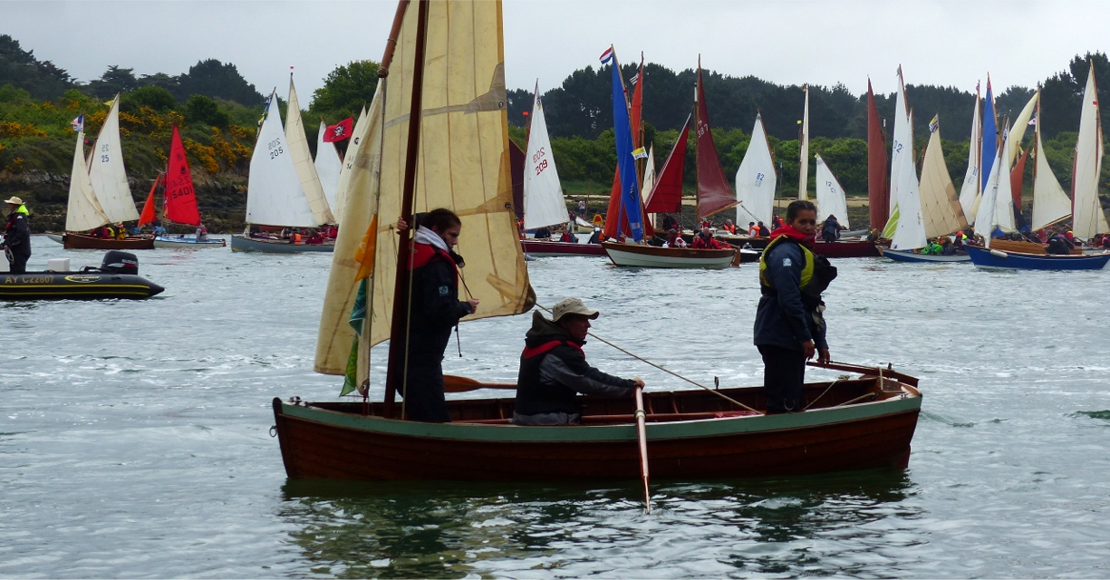 Ah ! S'il y avait eu plus de lumi&egrave;re ! Cette photo que j'ai prise au m&ecirc;me moment montre le peu d'espace entre les bateaux &agrave; l'arri&egrave;re-plan on l'on peut trouver "La Cr&eacute;toise" et "An Treizh" en cherchant bien. C'est peu apr&egrave;s que Ronan s'est fait accrocher par le bout de son pic, ce qui a sans doute contribu&eacute; &agrave; fragiliser son m&acirc;t, comme on le verra plus tard... 