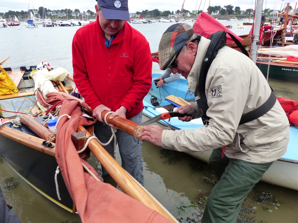Heureusement, l'unique bande de ris de la misaine et du foc d'An Treizh sont plus hautes que le tron&ccedil;on cass&eacute;, entre le pied et l'&eacute;tambrai, et Ronan va donc pouvoir naviguer aris&eacute; cet apr&egrave;s-midi, gr&acirc;ce aux ressources de G&eacute;rard, qui a bien s&ucirc;r avec lui l'outil n&eacute;cessaire : en l'occurence une petit scie &agrave; &eacute;laguer qui permet de recouper bien net le nouveau pied de m&acirc;t. 