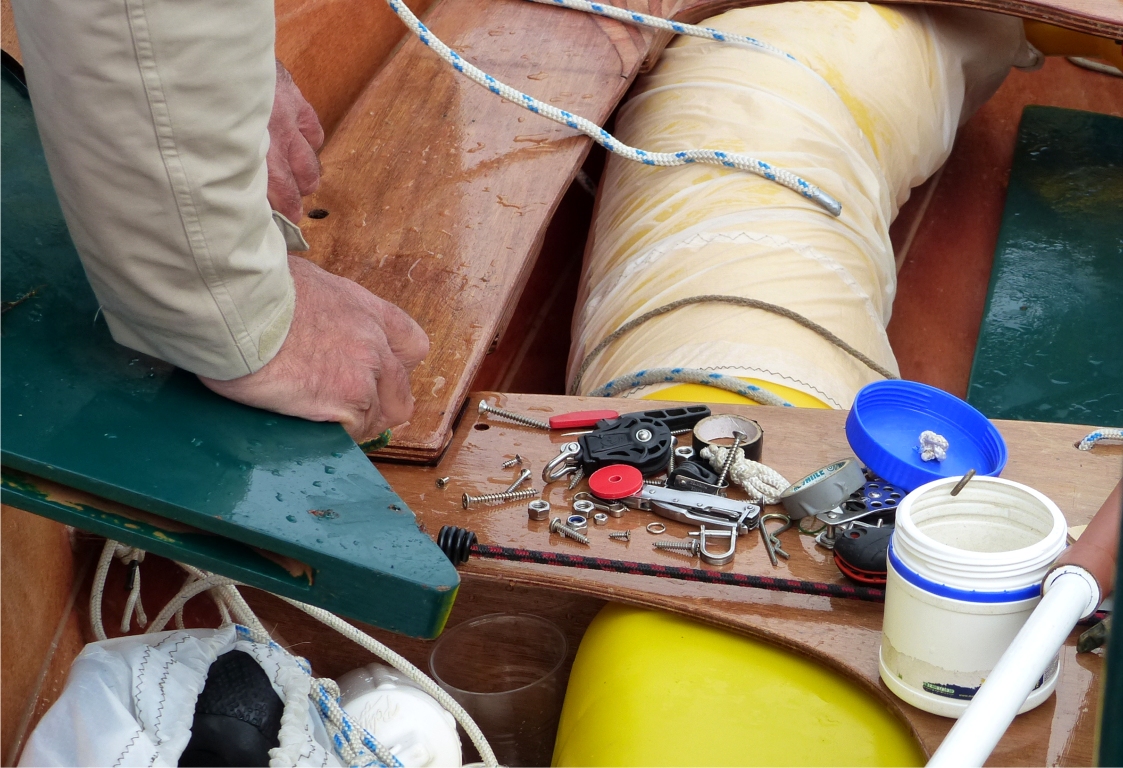 Coup d'oeil sur le contenu du bidon de pi&egrave;ces d&eacute;tach&eacute;es de G&eacute;rard : il a tout de m&ecirc;me un plus de ressources que le proverbial chewing gum de McGyver ! 