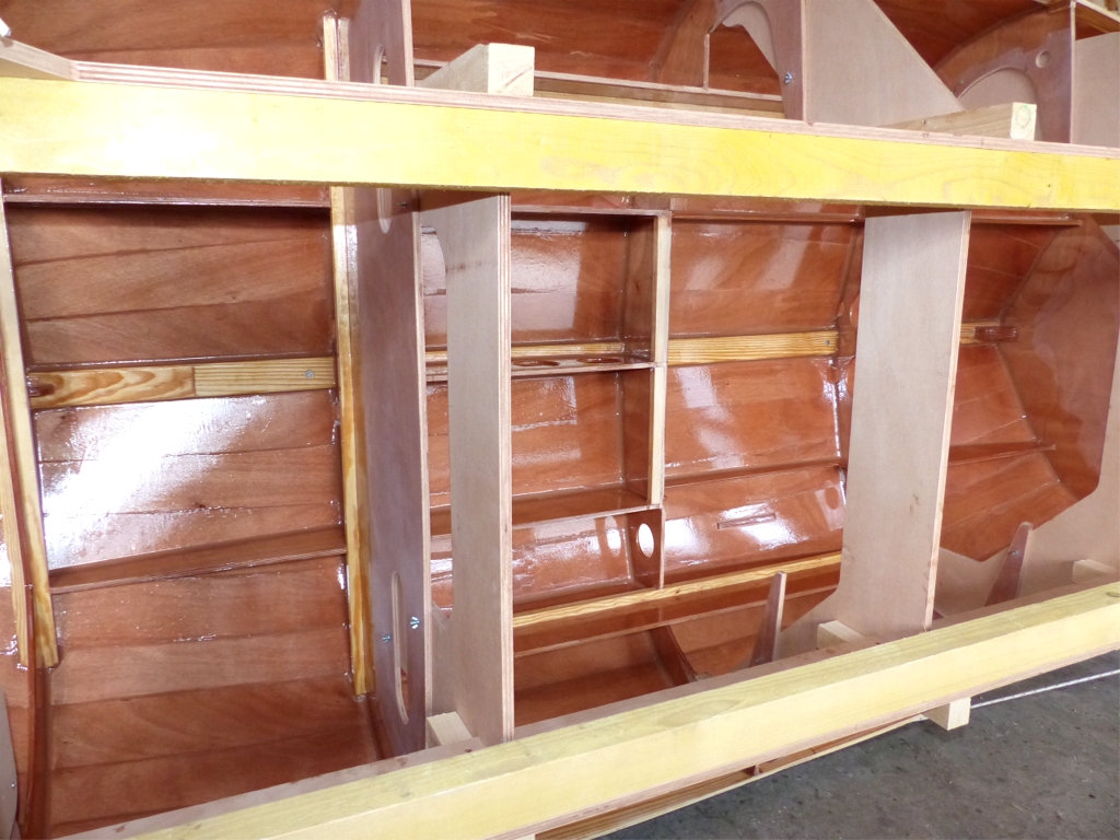 Que voici. J'ai pass&eacute; deux couches "mouill&eacute; sur mouill&eacute;" sur toutes les parois du ballast pour augmenter l'&eacute;paisseur d'&eacute;poxy et ainsi mieux garantir l'&eacute;tanch&eacute;it&eacute; de la surface. 