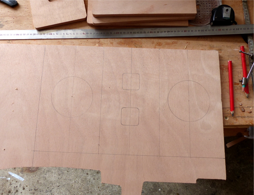 Je vous avais montr&eacute; dans les derni&egrave;res "nouvelles" cette nouvelle pi&egrave;ce que j'avais dessin&eacute;e dans une chute pour loger les deux trappes d'acc&egrave;s aux nables de remplissage-vidange du ballast de part et d'autre des deux emplantures de m&acirc;t. 