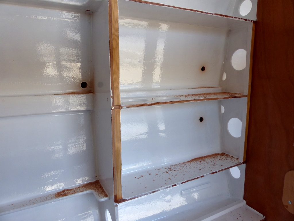 J'ai peint toute la surface int&eacute;rieure du bordage en blanc et je viens de percer les trois trous des nables. Celui de gauche servira &agrave; vidanger le bateau lors de son nettoyage (sur la remorque), et les deux autres serviront &agrave; remplir-vider le ballast. 