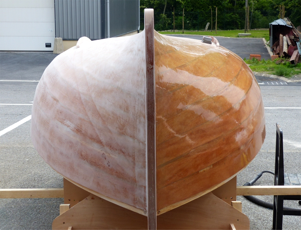 Encore un pon&ccedil;age ! Je constate &agrave; mon grand dam que les 4 couches d'&eacute;poxy sur la fibre de verre laissent encore deviner la texture du tissu de verre. Du coup, je termine le pon&ccedil;age et je repasse deux nouvelles couches d'&eacute;poxy "mouill&eacute; sur mouill&eacute;" afin d'augmenter l'&eacute;paisseur et faire disparaitre le relief parasite. 