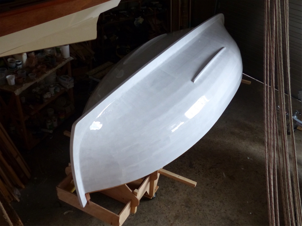 Et je passe la premi&egrave;re couche de peinture blanche. On voit tr&egrave;s bien les diff&eacute;rences d'opacit&eacute; de la surface. Je passerai en tout 4 couches de peinture PU bi-composant. 