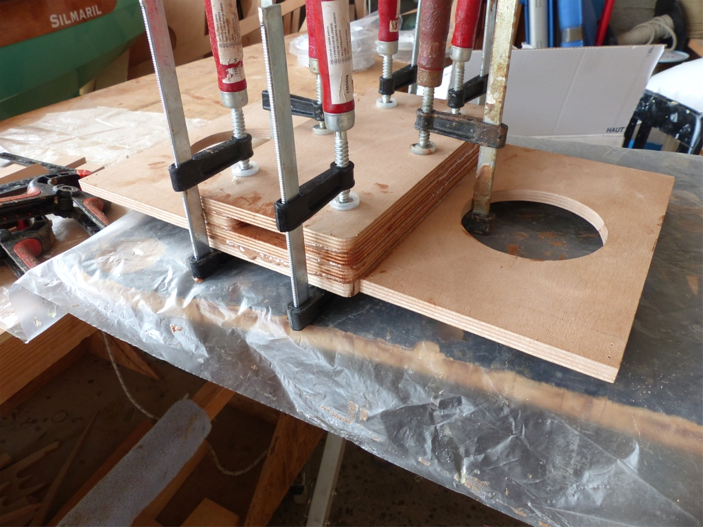 J'avais ensuite coll&eacute; dessous le sandwich (ou plut&ocirc;t le mille-feuilles, mais ce mot est maintenant synonyme d'administration locale, &eacute;lective ou autre, et donc trop indigeste) du pied de m&acirc;t. 