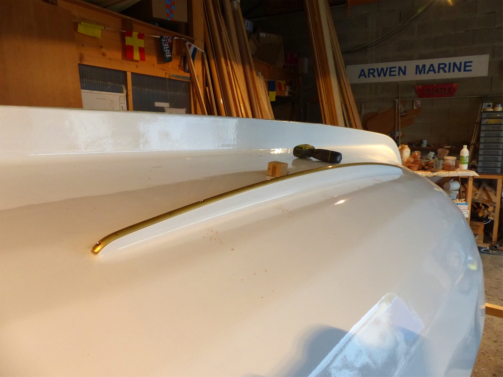 J'ai cintr&eacute; et perc&eacute;-frais&eacute; les trois bandes-molles, puis je les fixe &agrave; l'aide de vis en laiton et de mastic-colle. Le bande-molle principale est un plat en bronze de 3 mm d'&eacute;paisseur et de 30 mm de large. Celles des ventri&egrave;res sont en profil de laiton demi-ovale de 5 mm d'&eacute;paisseur maximum et de 16 mm de large. 